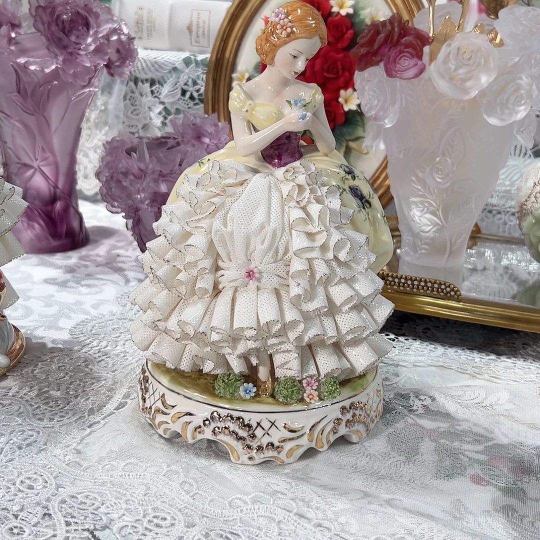 陶瓷B019经典德式短发款蕾丝娃娃