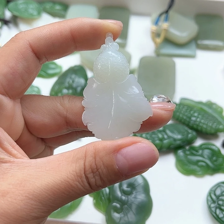 【闪购商品】颈饰未镶嵌和田玉一***?