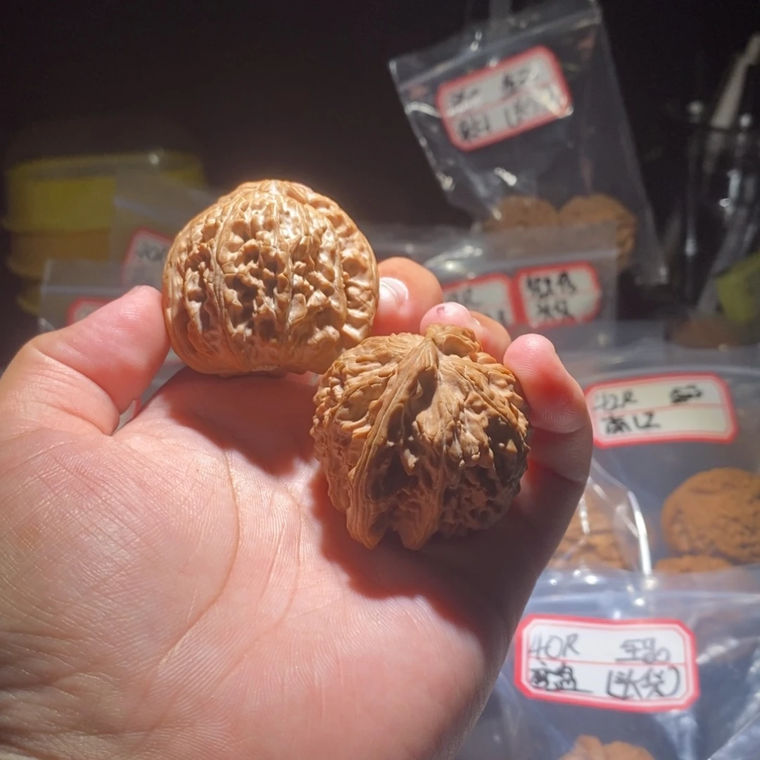 L***c吊坠文玩核桃45全品三角白