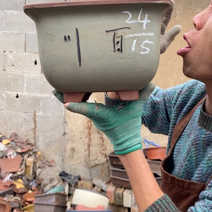 红陶紫砂花盆里面还有很多东西