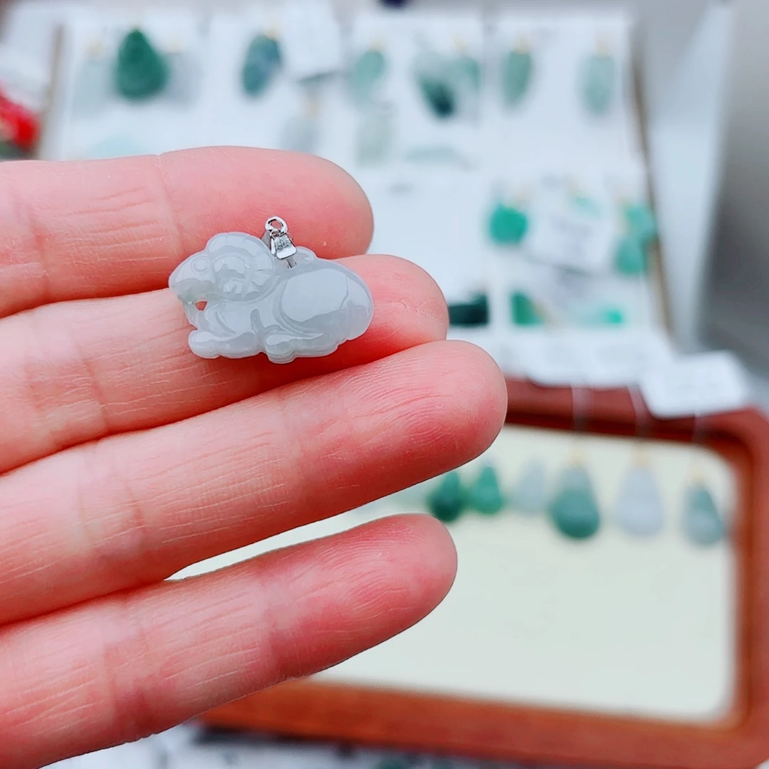 翡翠颈饰银S925镶嵌翡翠生肖