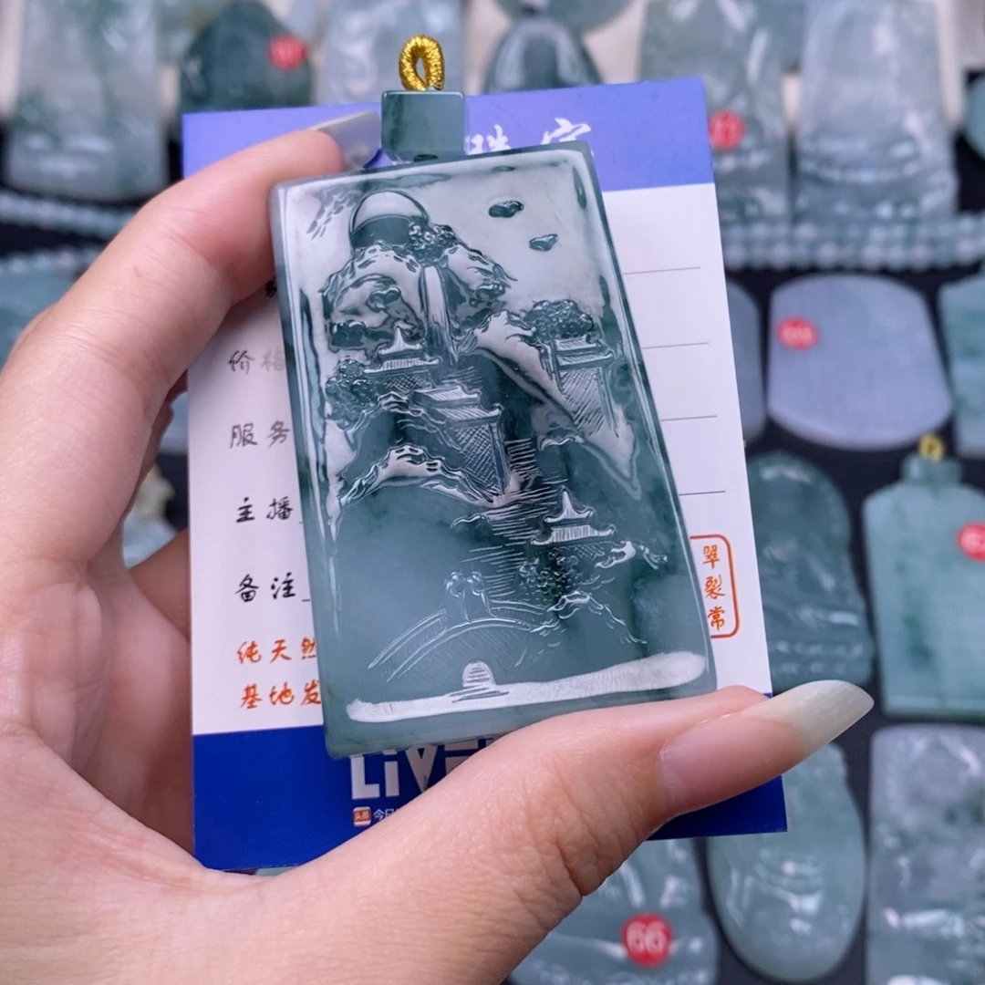 明***性翡翠未镶嵌颈饰山水