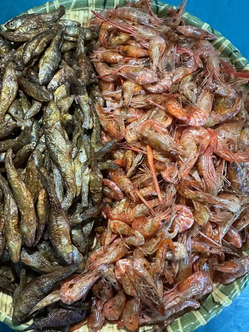 高沙本地的烟熏的小鱼仔虾米点进去选择