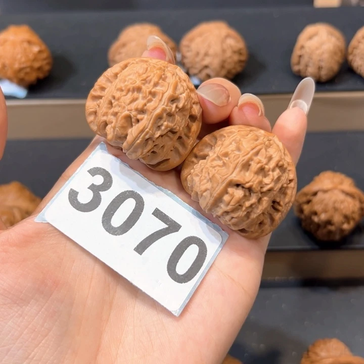 吊坠桃核白狮子文玩核桃