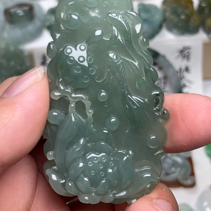 翡翠未镶嵌颈饰荷花鱼