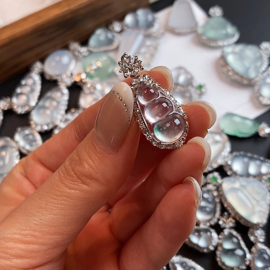 牛***子翡翠18K金镶嵌吊坠(赠链)天然缅甸翡翠吊坠福豆