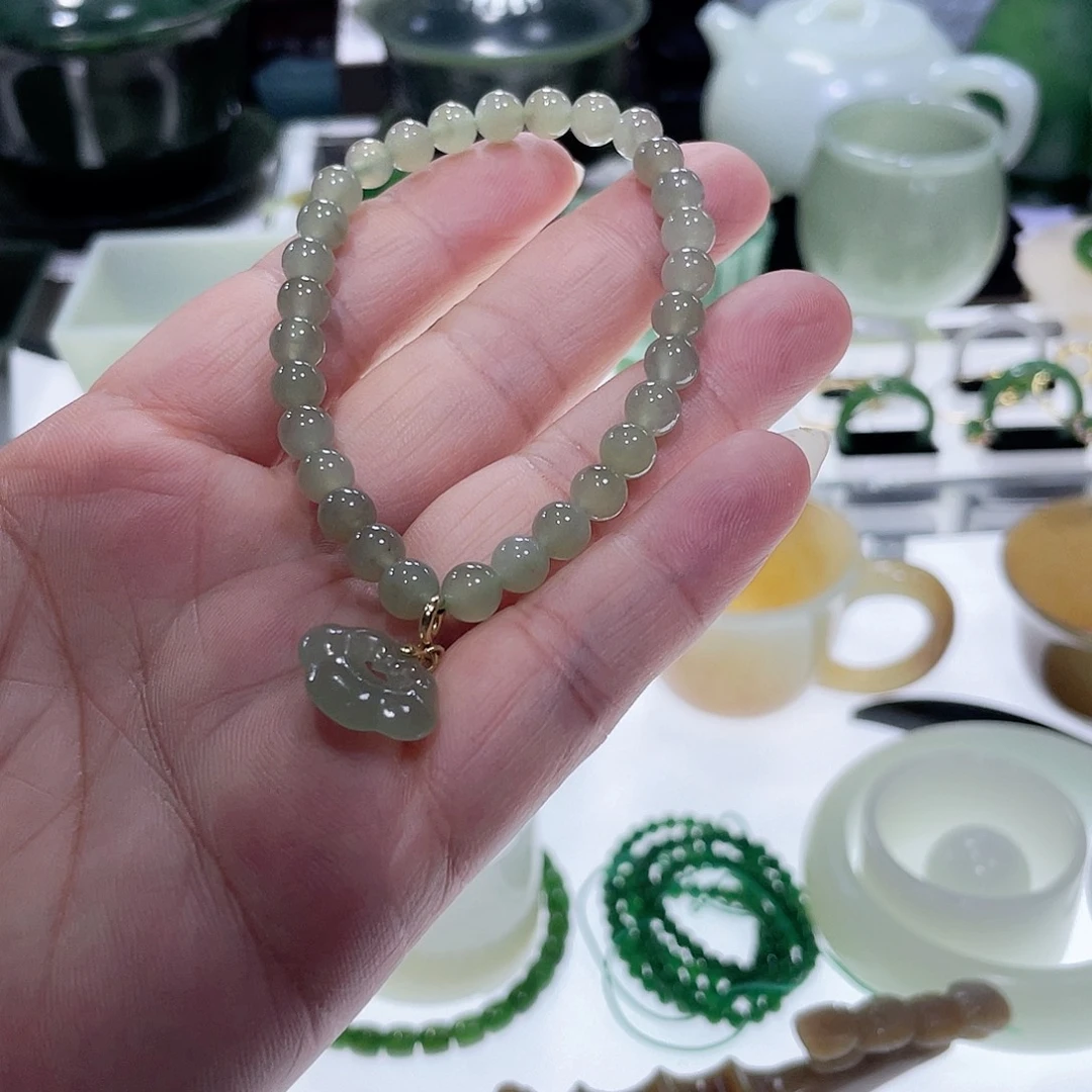 透闪石质玉未镶嵌挂件