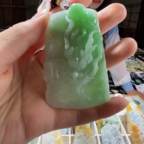 翡翠未镶嵌颈饰一个