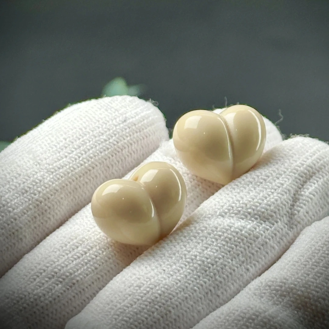 A035天然猛犸牙芯料果冻料屁桃爱心一个 约17x13x11mm 一颗发货