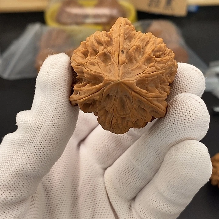 奥***噢吊坠文玩核桃黑黄不退不换