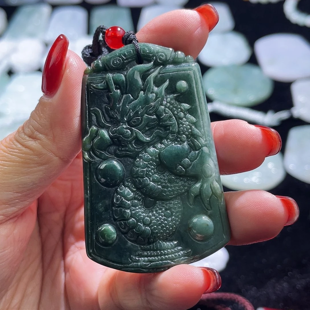 翡翠未镶嵌颈饰龙牌