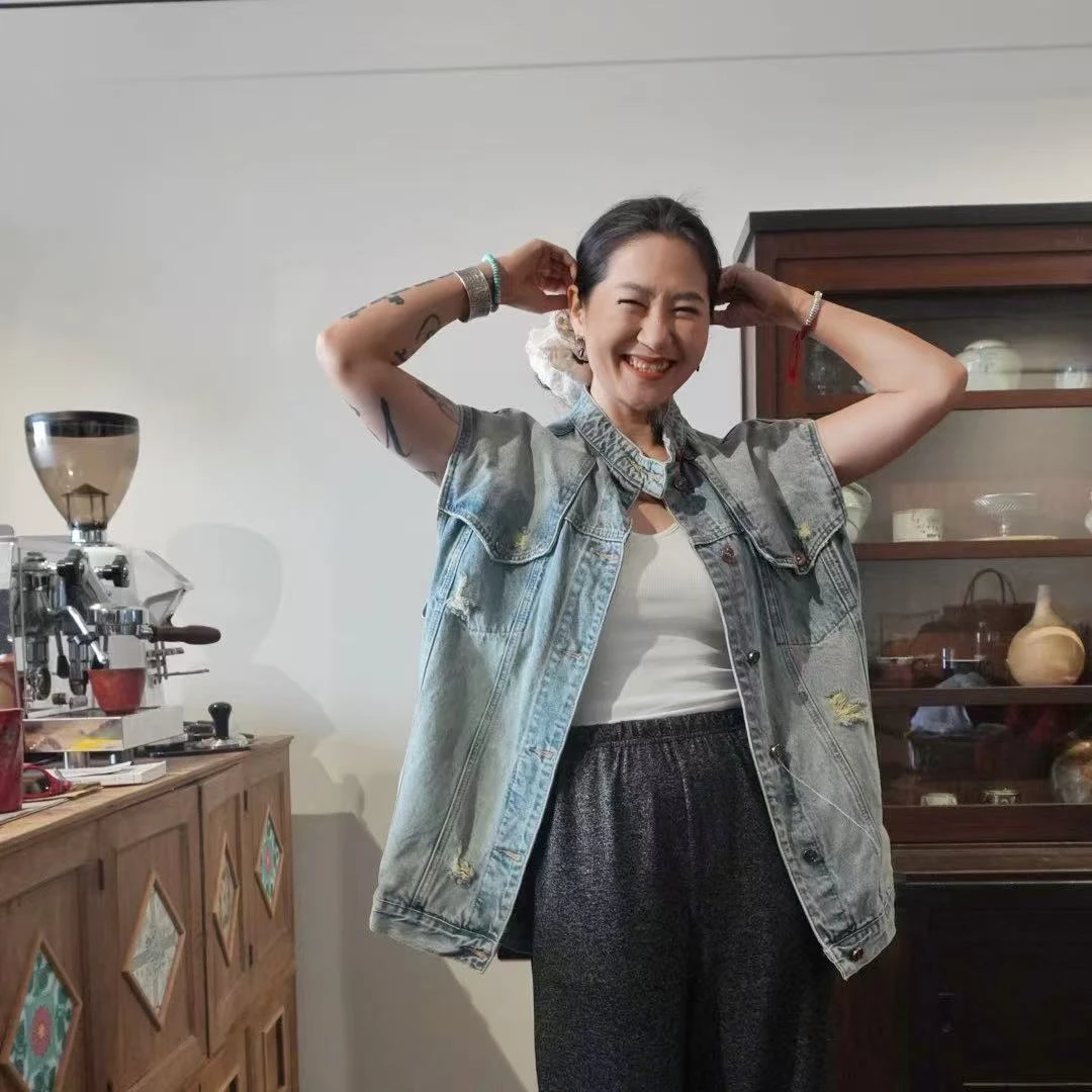 257025背后破洞牛仔马甲浅蓝色均码百搭复古水洗韩版