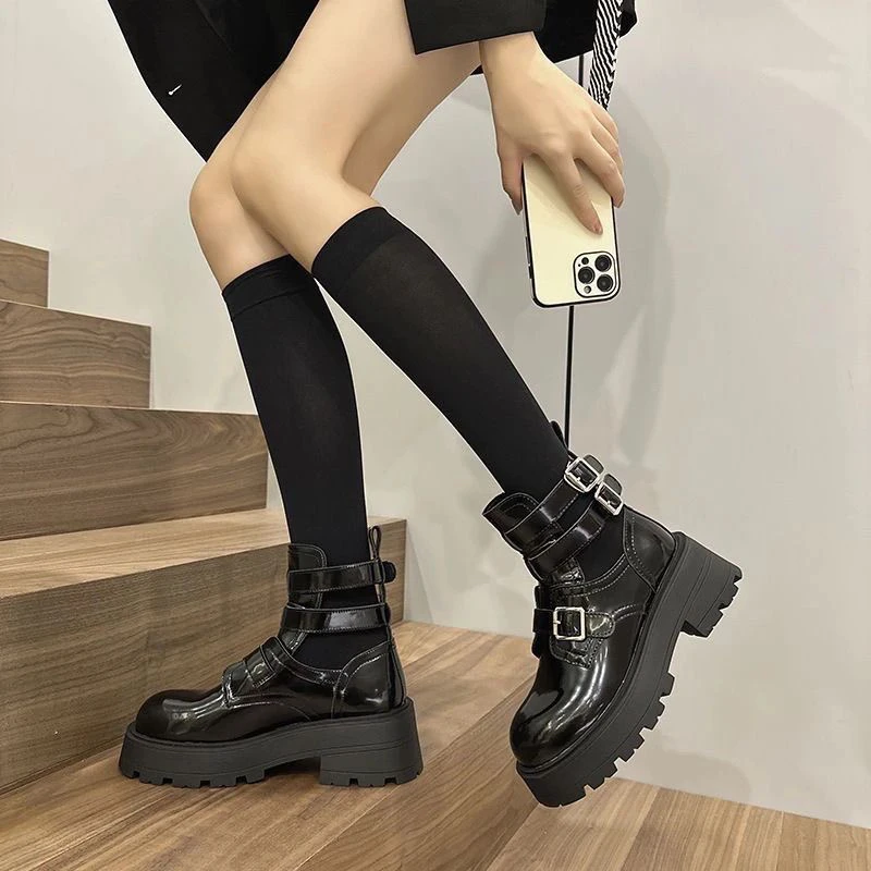 501 高端时尚秋款镂空马丁靴