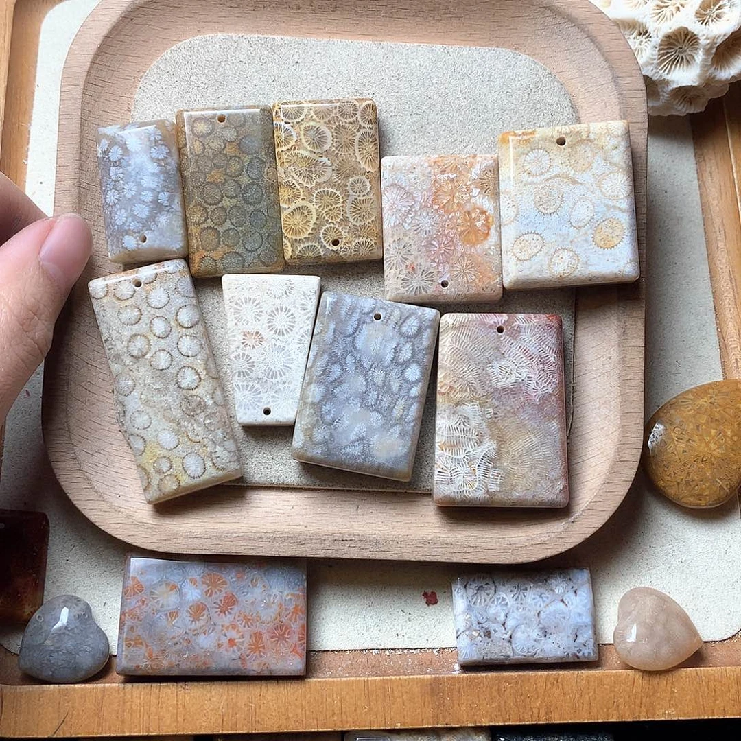 石英质玉颈饰未镶嵌元*