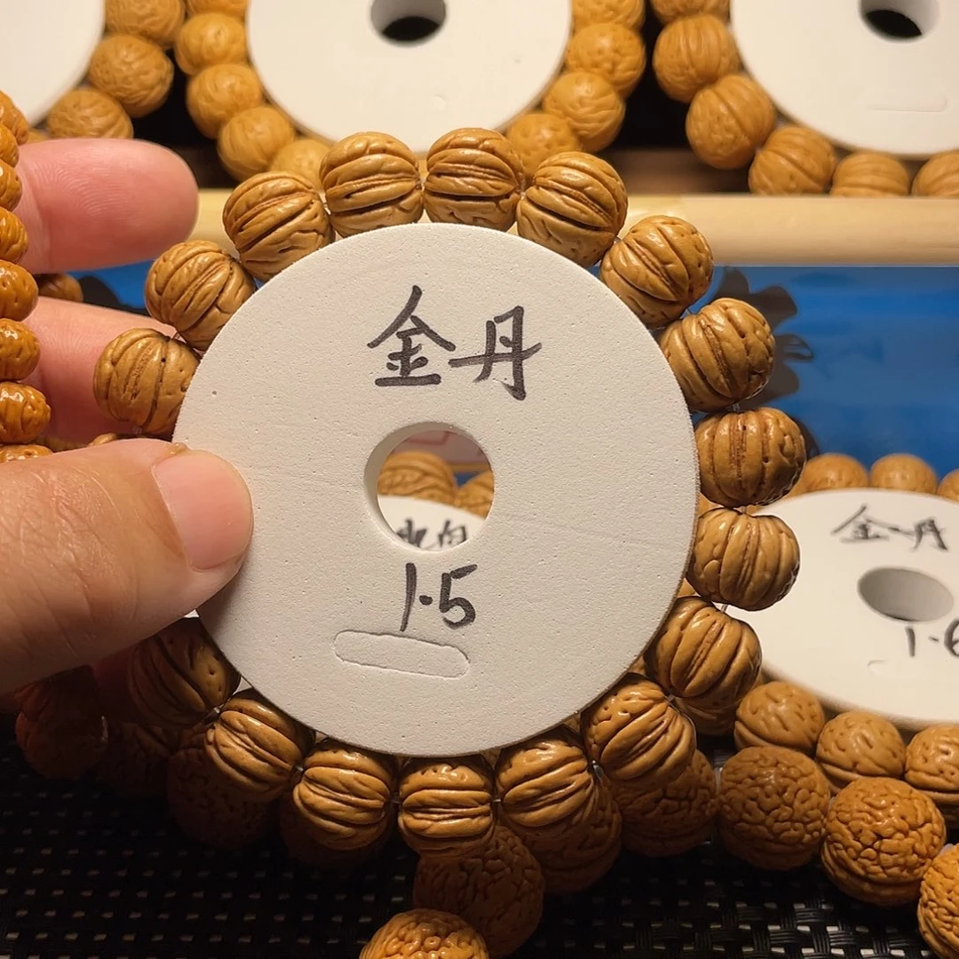 阜***哥桃木金丹桃核，皮质好，密度大