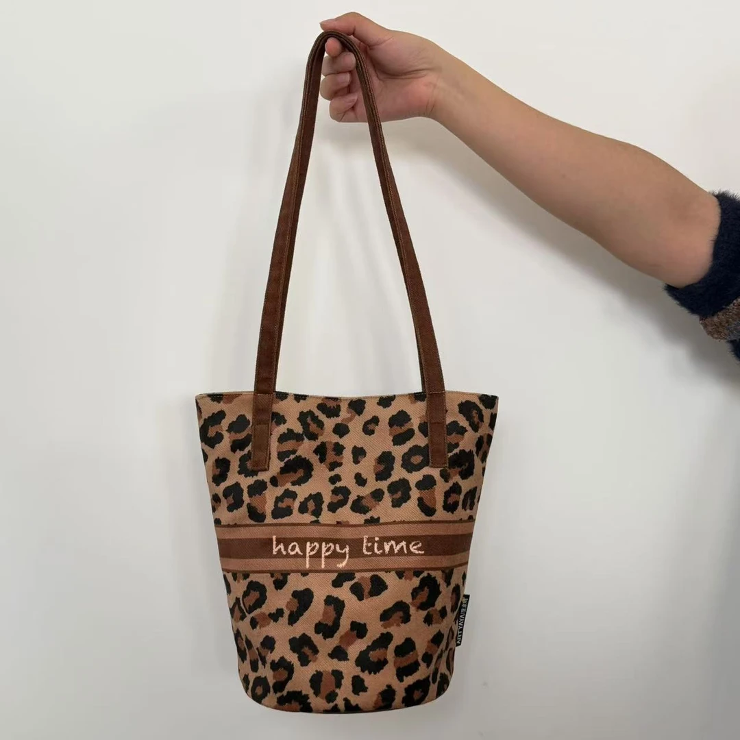 2024新款复古秋冬豹纹细肩带水桶包单肩包可爱大容量通勤帆布包女