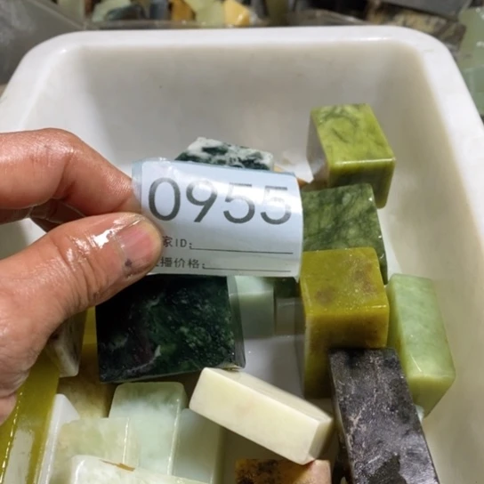 【闪购商品】未镶嵌蛇纹石玉珠宝玉器红**人