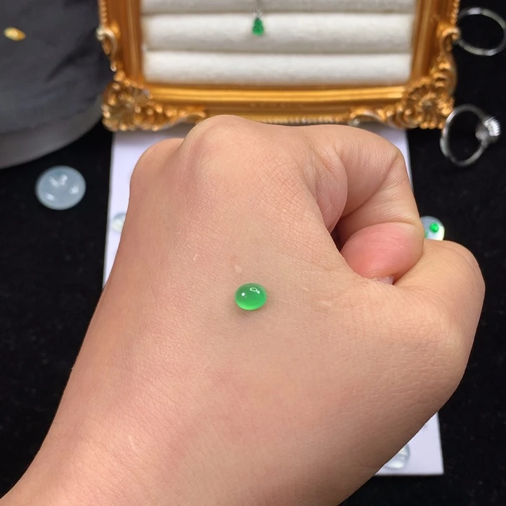 翡翠裸石天然缅甸绿蛋