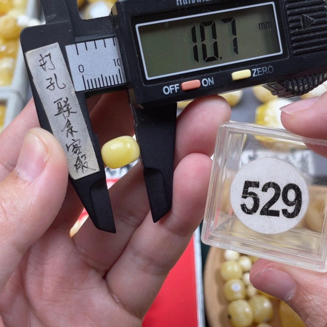 蜜蜡珠宝奇石未镶嵌