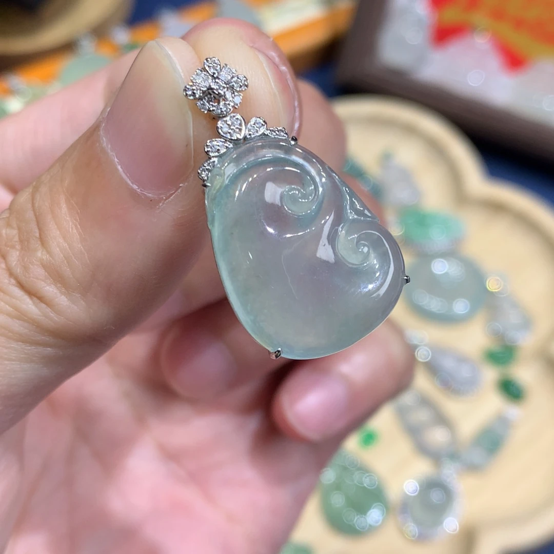 翡翠18K金镶嵌颈饰如意