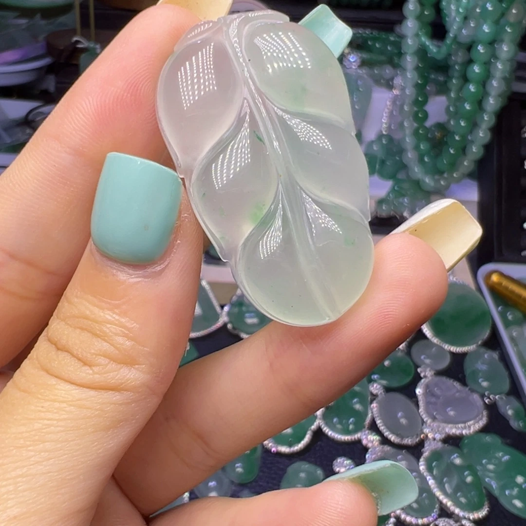 石英质玉（非洲翠）未镶嵌颈饰