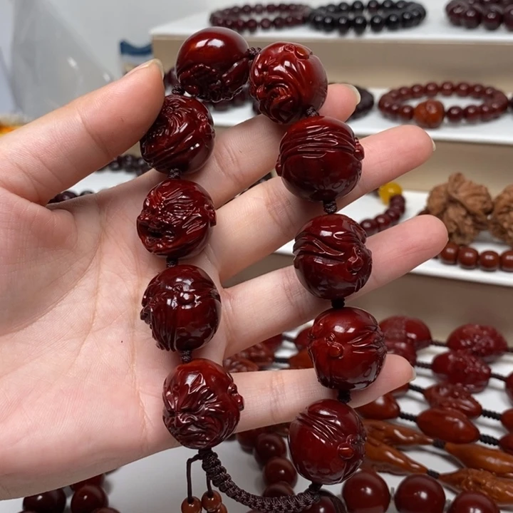 M***夏橄榄核雕刻的工艺品