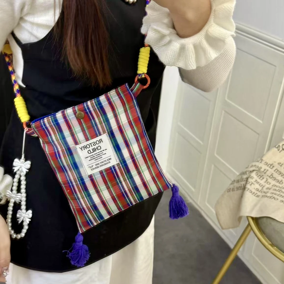 2025春新款复古文艺彩色格纹小众设计手机包迷你斜挎小包包流苏包