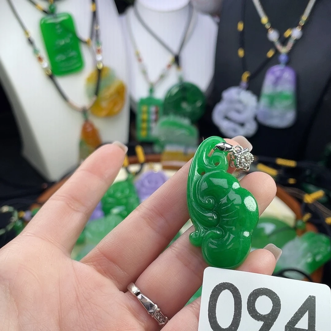 翡翠未镶嵌吊坠(赠链)