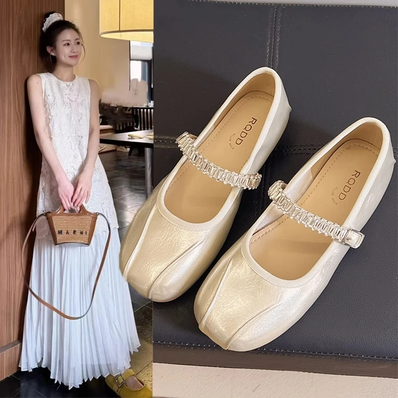 女士2025年新款夏日绝美时尚法式搭配银色圆头平底单鞋宛如梦幻般