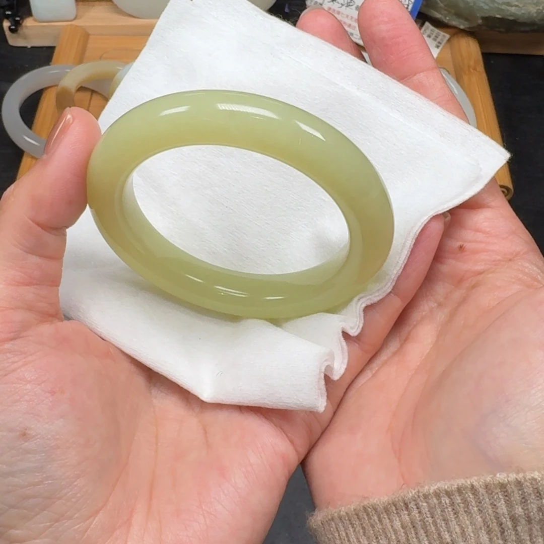 和田玉未镶嵌手镯