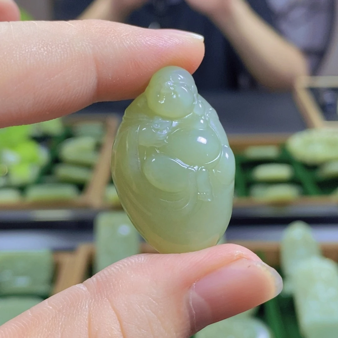 和田玉未镶嵌颈饰佛公逍遥