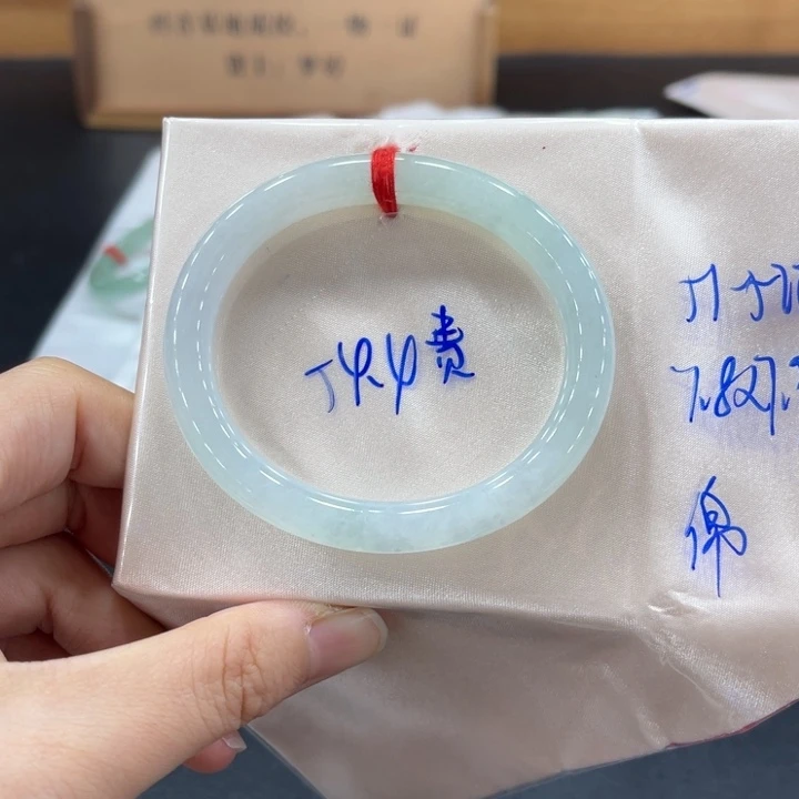 翡翠手镯未镶嵌翡翠