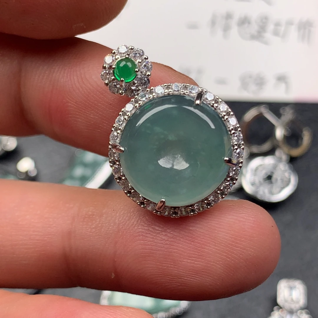 翡翠未镶嵌颈饰平安扣