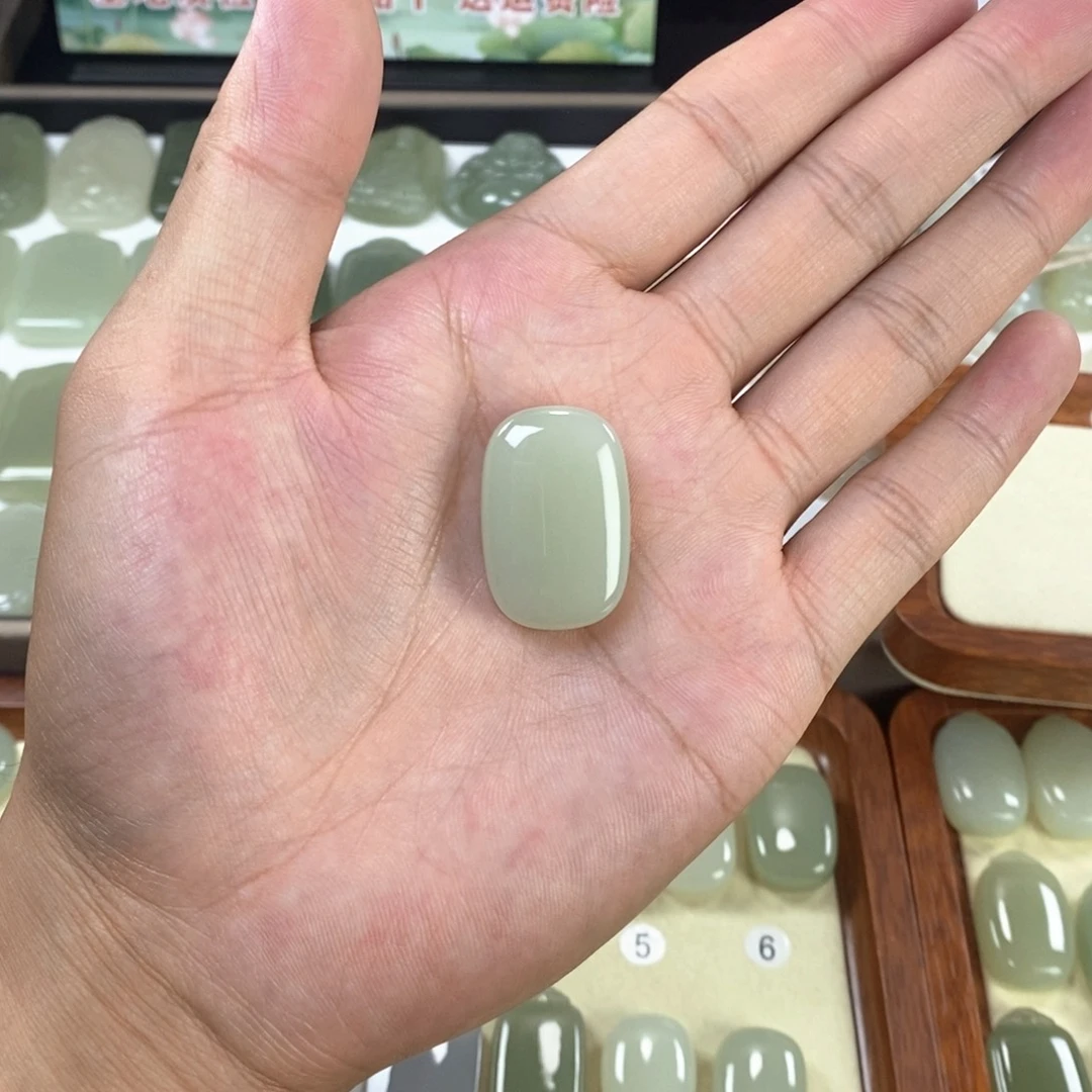 徐***东和田玉未镶嵌颈饰