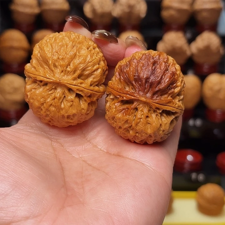 文玩核桃把件臻龙绣球…………10