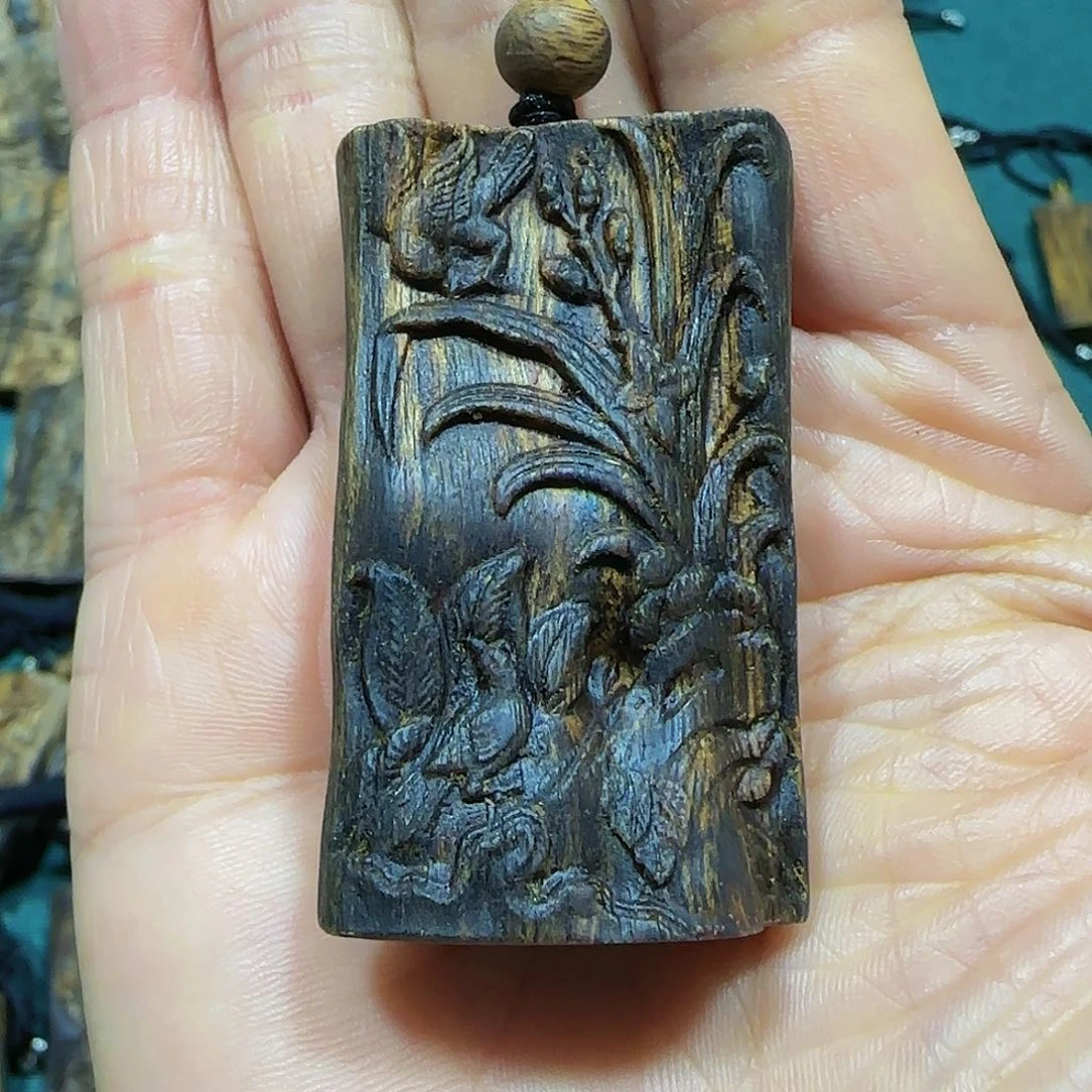 沉香吊坠海南绿奇张勺子兰花吊坠11.8克带绳