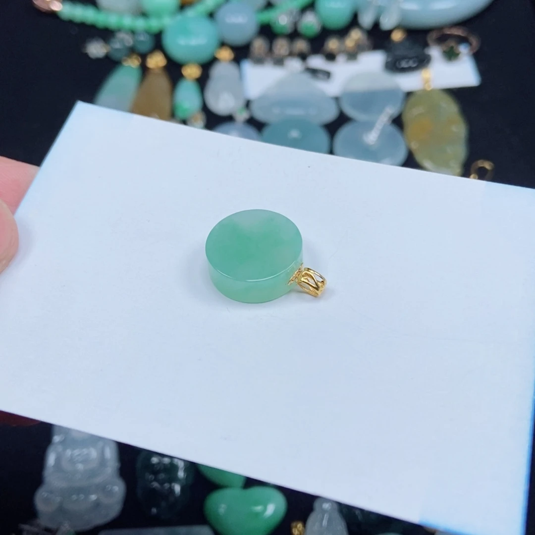 翡翠未镶嵌颈饰圆盘