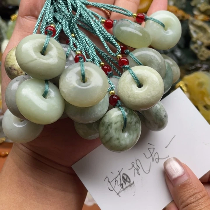 蛇纹石玉未镶嵌吊坠