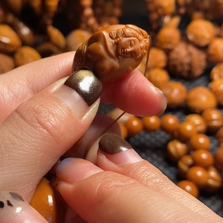 吊坠橄榄核青****老生命美女