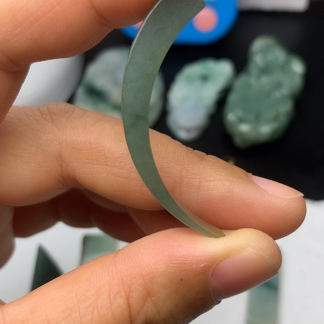 青***春翡翠未镶嵌颈饰翡翠首饰和翡翠首饰