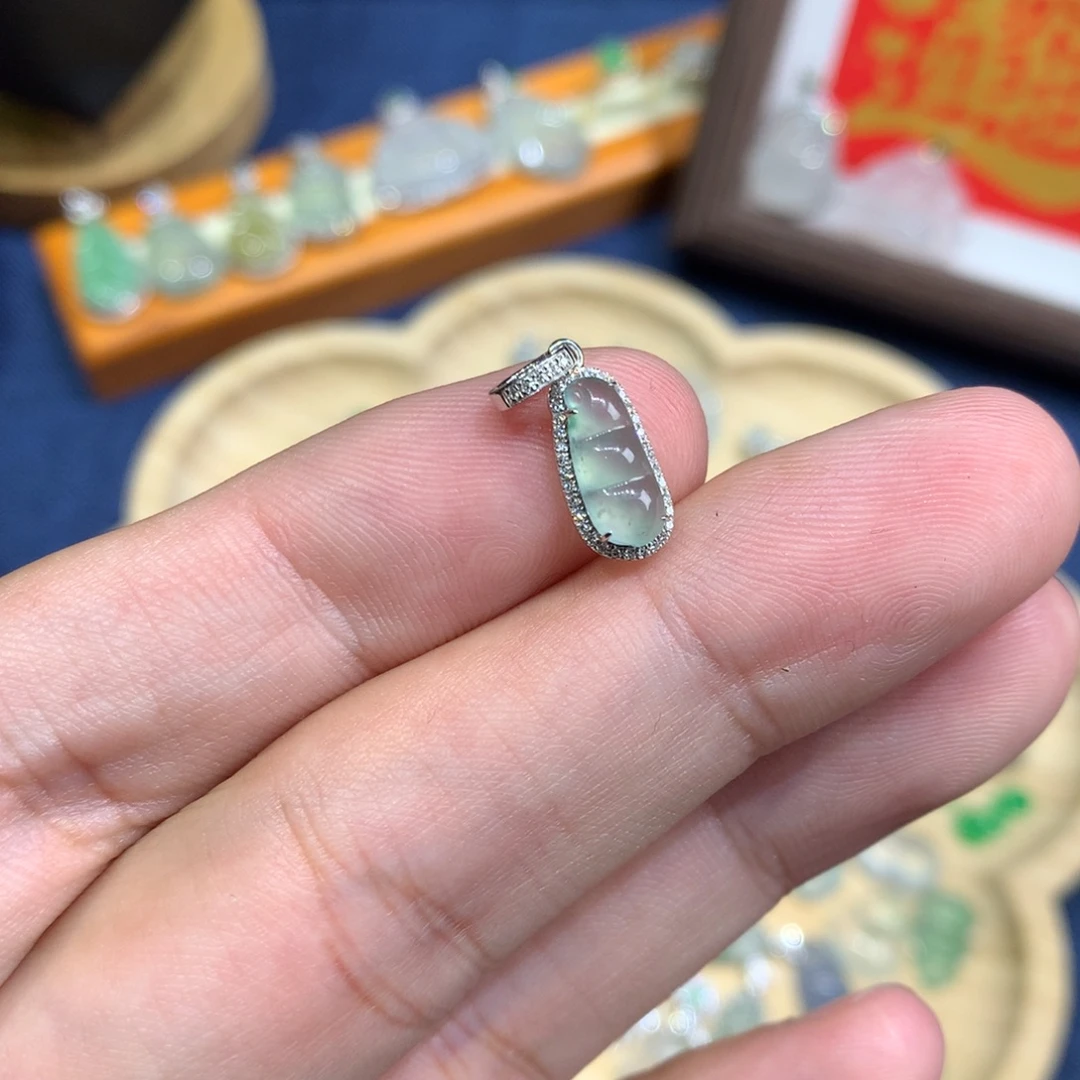 翡翠18K金镶嵌颈饰豆子