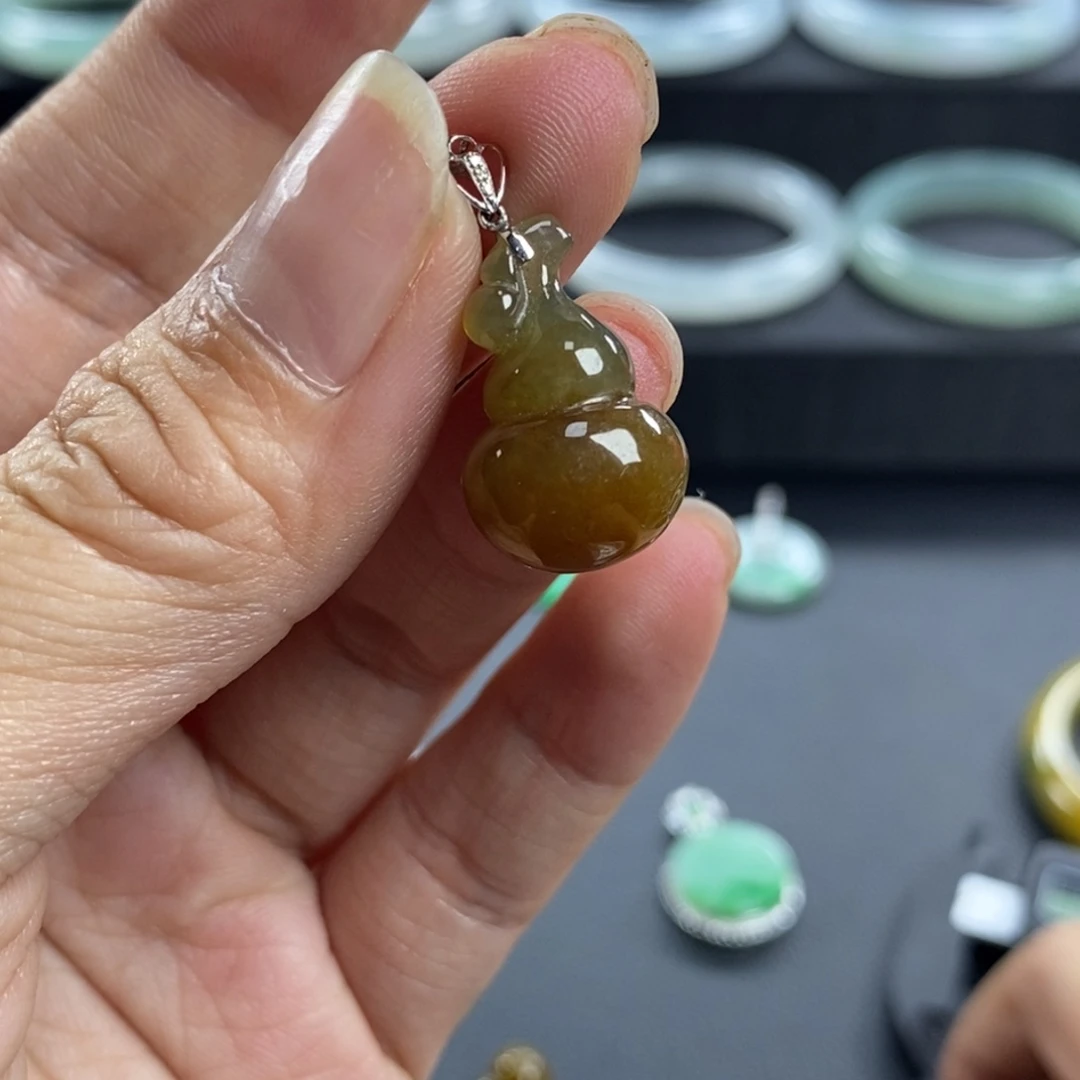 多***億翡翠未镶嵌颈饰天然翡翠