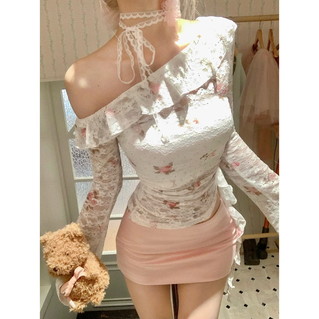 甜梨呆呆 香榭雾玫瑰 斜肩荷叶边印花蕾丝上衣