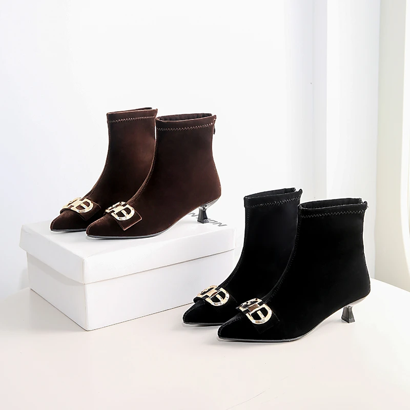 韩版水钻方扣2025新黑色尖头瘦瘦靴女细跟高跟短靴百搭气质时装靴