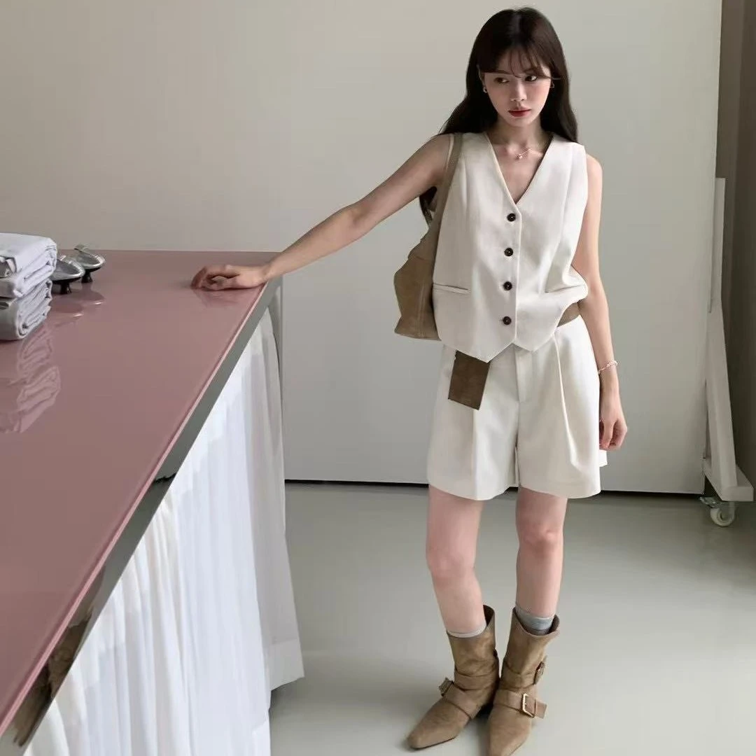2025夏季韩系简约气质V领单排扣无袖背心上衣高腰休闲短裤套装女