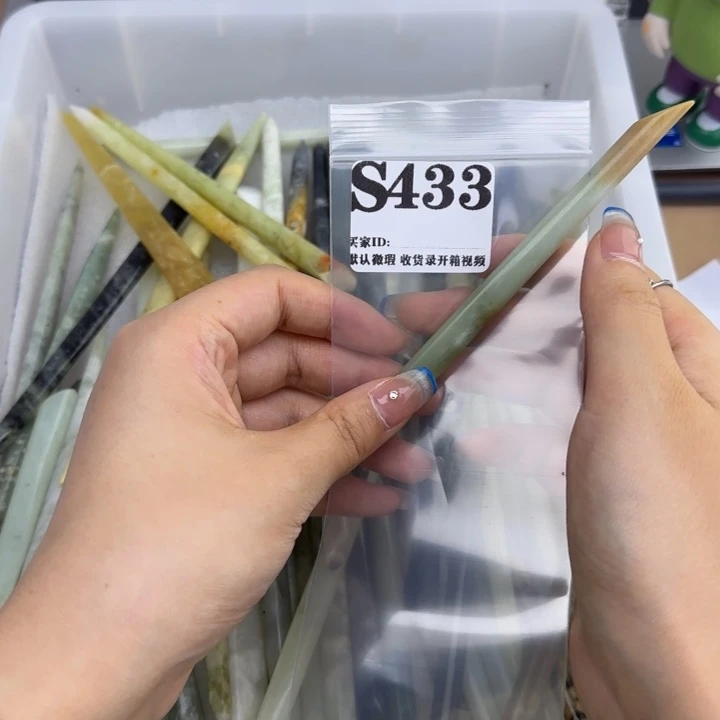 与***。蛇纹石玉未镶嵌发饰