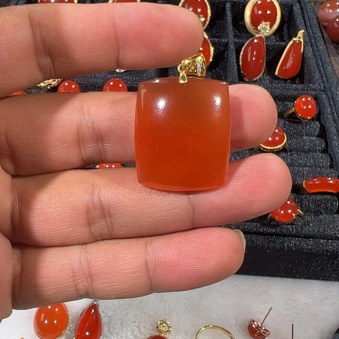 南红玛瑙18K金镶嵌颈饰