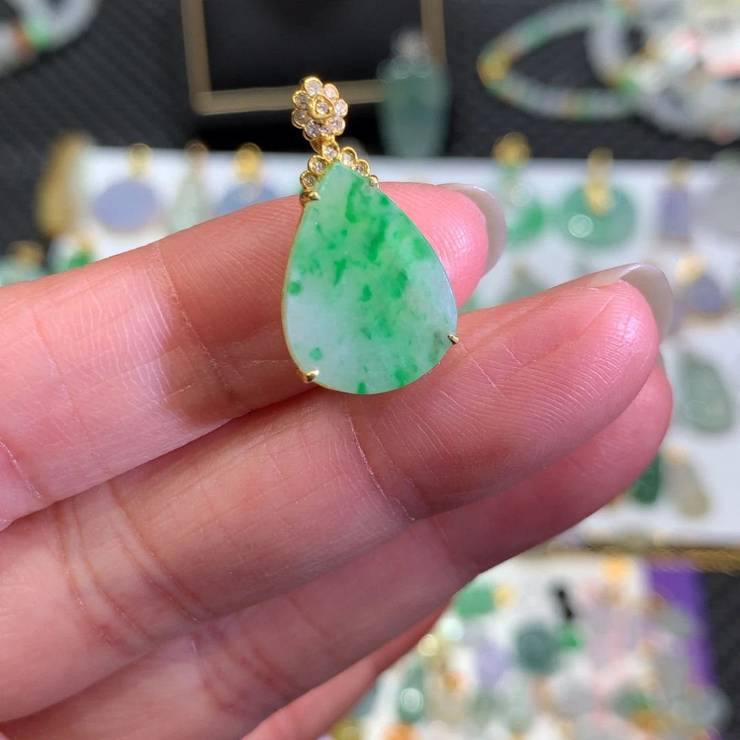 翡翠颈饰18K金镶嵌翡翠吊坠的未镶嵌