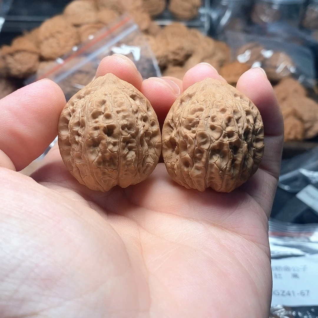1文玩核桃蜡皮小狮子33-074