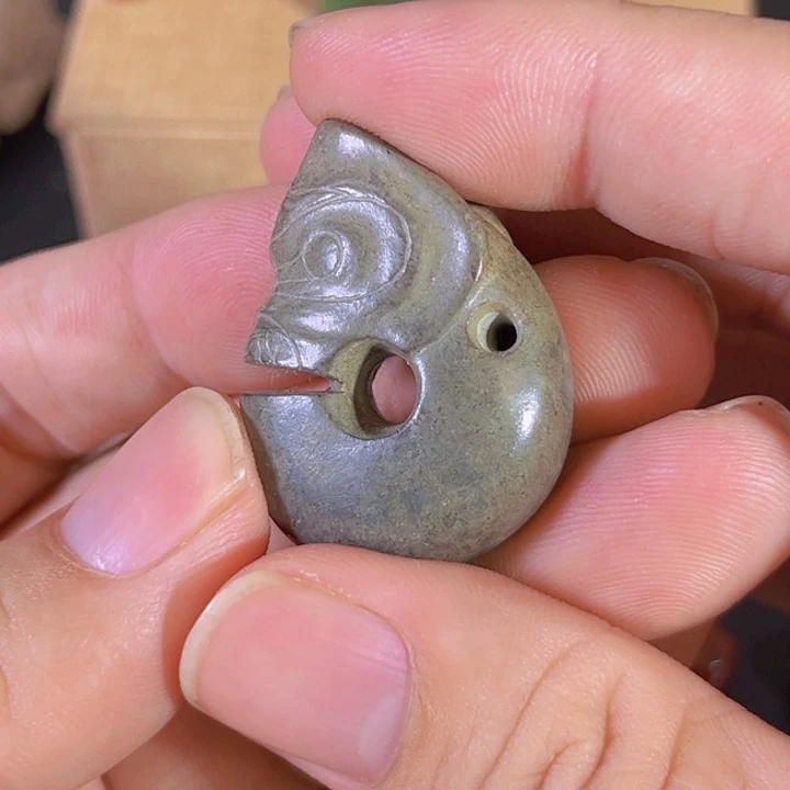 和田玉（糖玉）未镶嵌颈饰刻**心